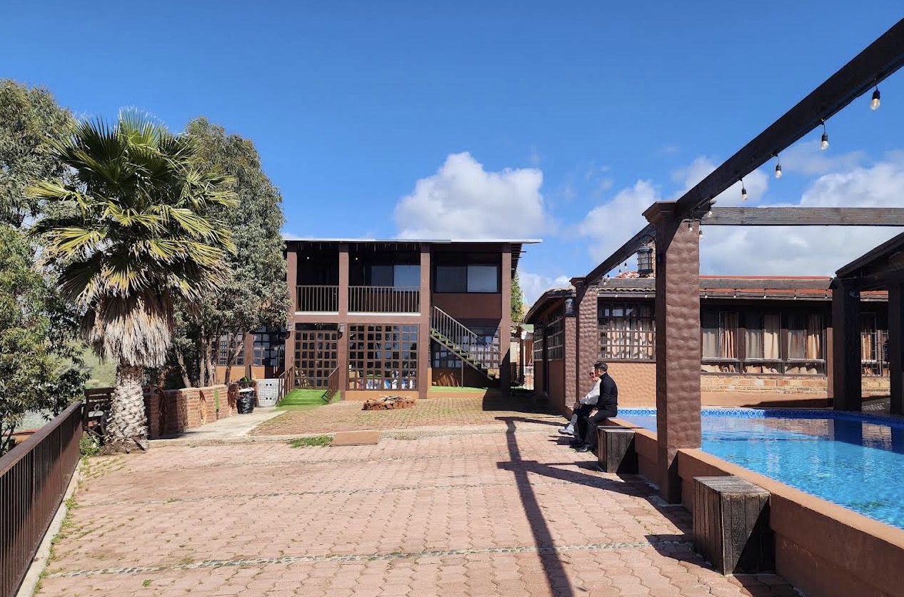 Alberca y terrazas del rancho