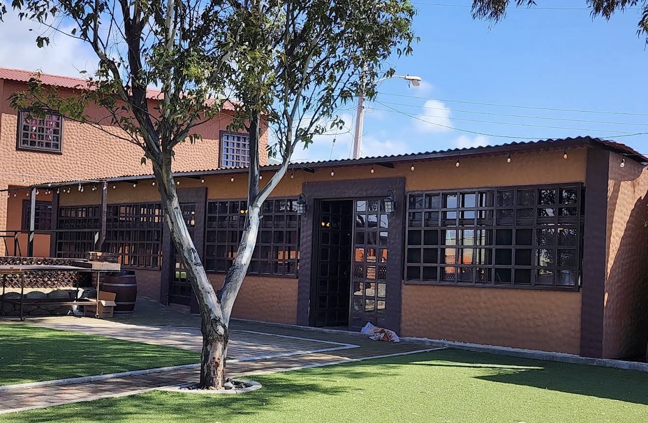 Exterior de las cabañas entre jardines